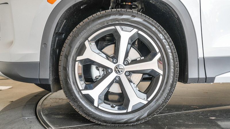 New 2025 Volkswagen Tiguan 2.0T SEImage 10