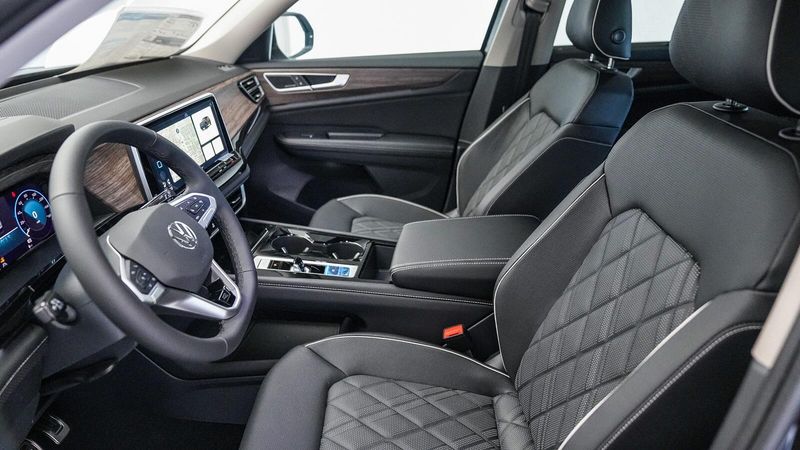 New 2025 Volkswagen Atlas 2.0T SEL Premium R-LineImage 19