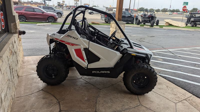 2023 Polaris RZR 200 EFI  WHITE LIGHTNING  INDY REDImage 4