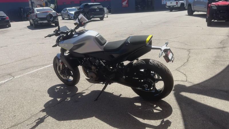 New 2025 Husqvarna VITPILEN 801 Image 6