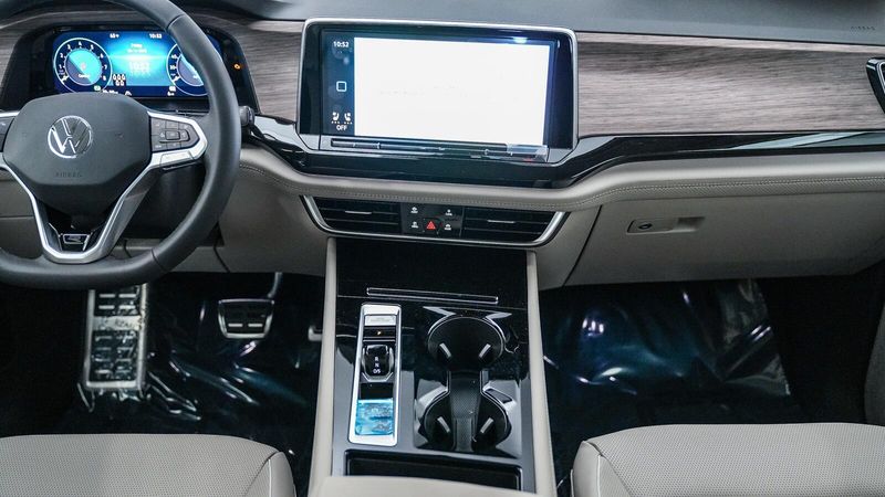 New 2025 Volkswagen Atlas 2.0T SEL Premium R-LineImage 14