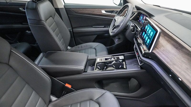 New 2025 Volkswagen Atlas 2.0T SELImage 17