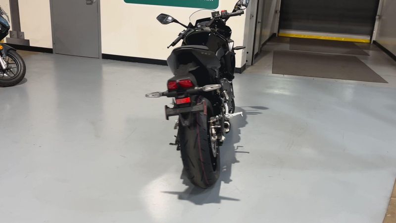 2025 Suzuki GSX-8R Image 7