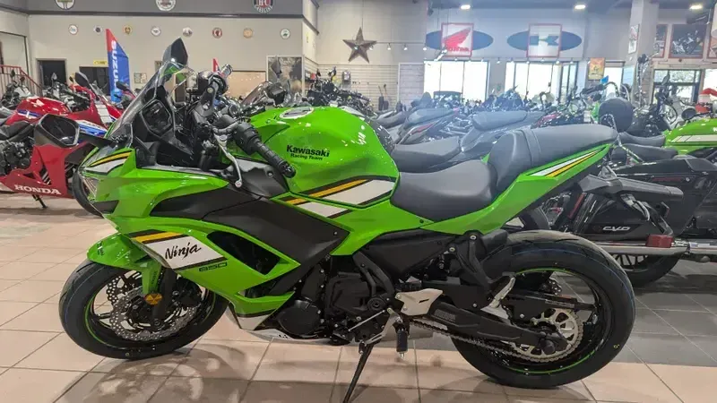 2025 Kawasaki NINJA 650 KRT EDITION ABS LIME GREEN AND EBONY AND PEARL BLIZZARD WHITEImage 2