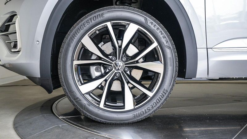 2025 Volkswagen Atlas 2.0T SEL Premium R-LineImage 10
