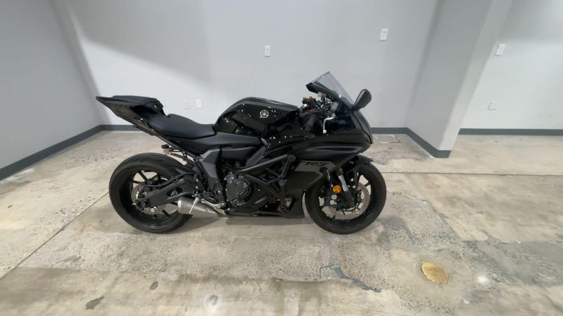 Used 2025 Yamaha YZF-R7 Image 3