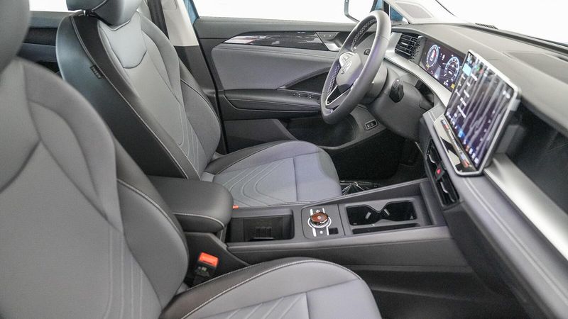 New 2025 Volkswagen Tiguan 2.0T SEImage 17