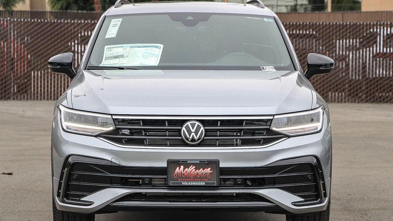 2024 Volkswagen Tiguan 2.0T SE R-Line BlackImage 2