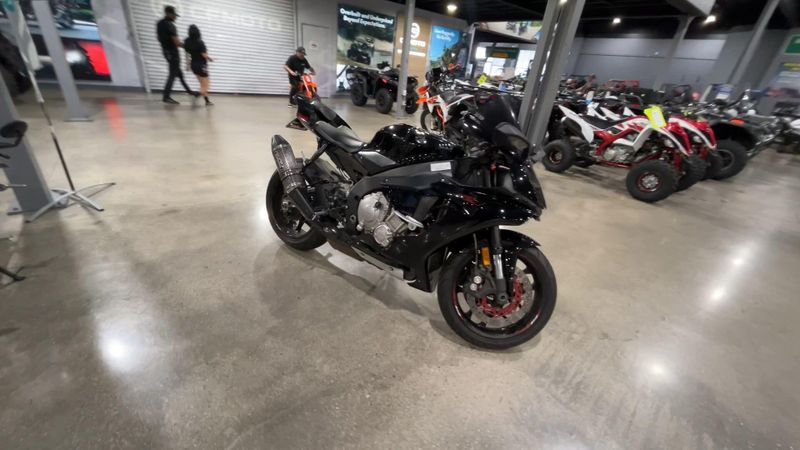 Used 2015 Yamaha YZF-R1 Image 2