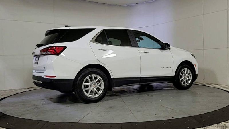 2022 Chevrolet Equinox LT photo 3