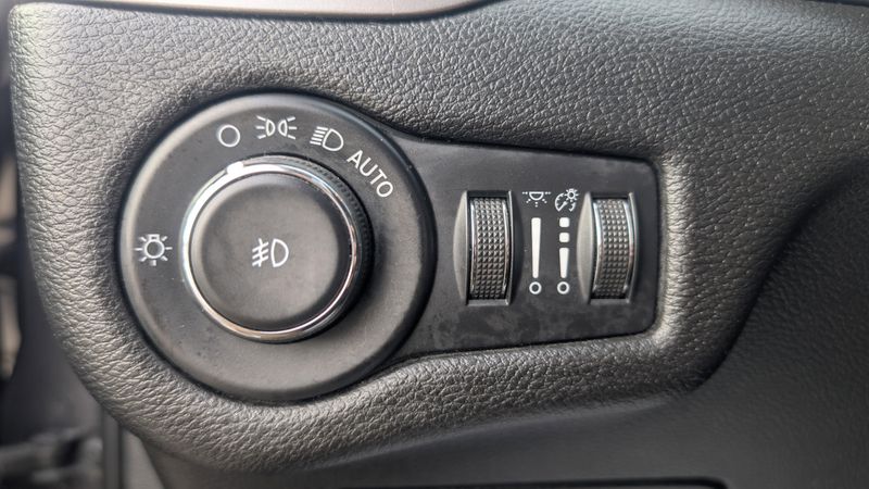 Used 2021 Jeep Cherokee Latitude PlusImage 21