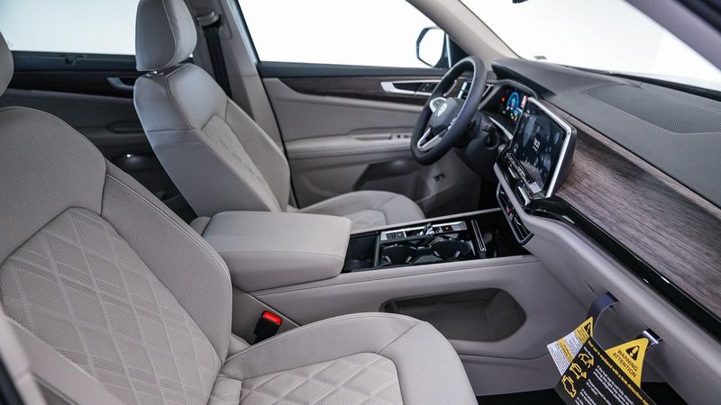 2025 Volkswagen Atlas 2.0T SEL Premium R-LineImage 17