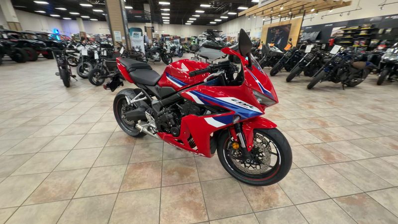 New 2026 Honda CBR650R E-CLUTCH Image 3