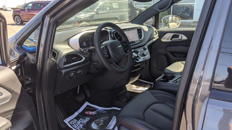 2022 Chrysler Pacifica Hybrid Touring LImage 10