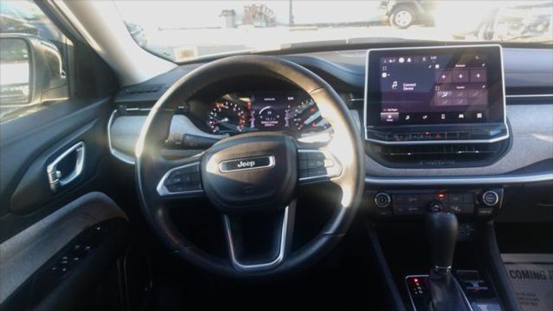 2022 Jeep Compass Latitude Lux photo 16