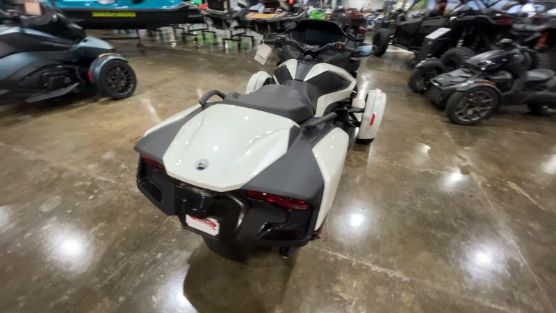New 2026 Can-Am SPYDER RT (SE6) Image 3