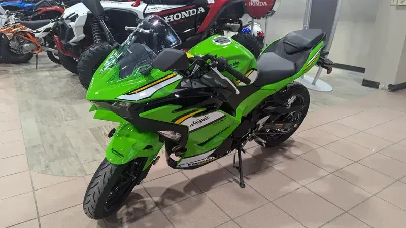 2025 Kawasaki NINJA 500 KRT EDITION LIME GREEN AND EBONY AND PEARL BLIZZARD WHITEImage 4