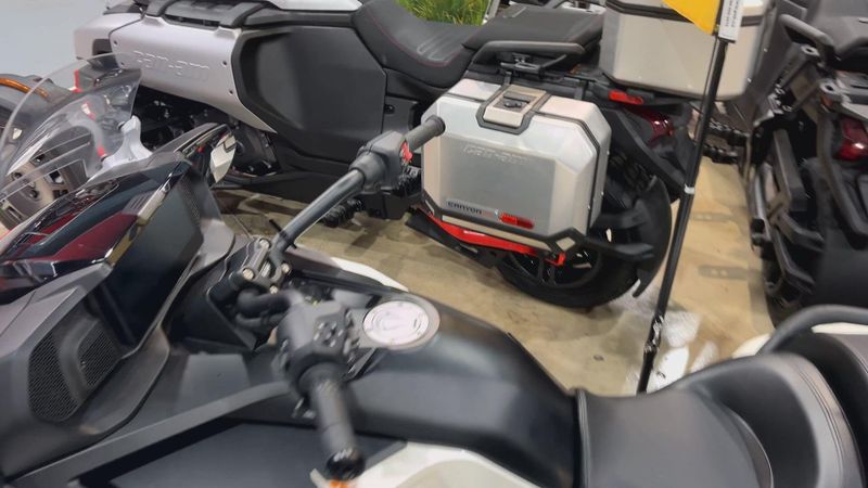 New 2026 Can-Am SPYDER F3 LIMITED (SE6) Image 2