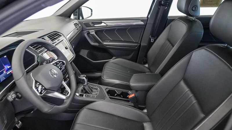 2023 Volkswagen Tiguan 2.0T SE R-Line BlackImage 17