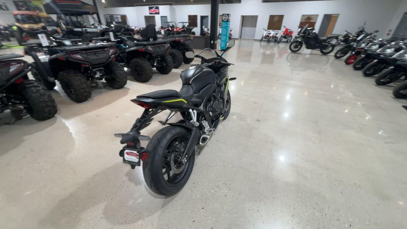 New 2026 Honda CBR650R E-CLUTCH Image 3