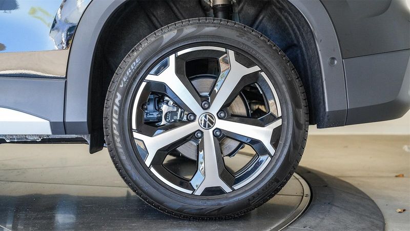 New 2025 Volkswagen Tiguan 2.0T SEImage 9