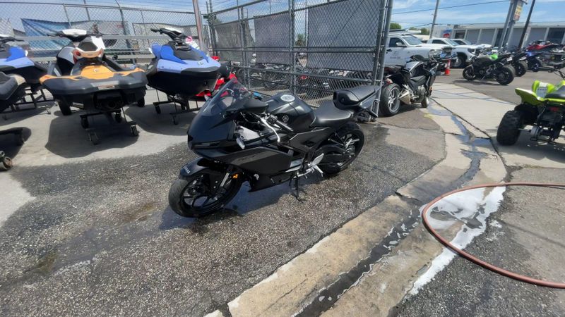 Used 2025 Yamaha YZF-R3 ABS Image 5