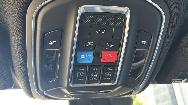 Used 2023 Jeep Grand Cherokee L LimitedImage 19