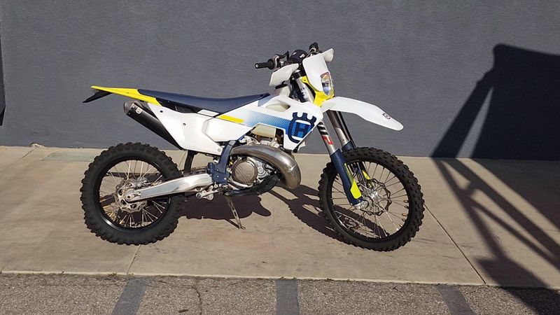 2024 HUSQVARNA TE 300  in a WHITE exterior color. Del Amo Motorsports of Los Angeles (562) 262-9181 delamomotorsports.com 