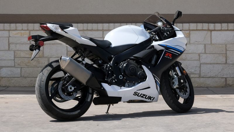 2023 SUZUKI GSXR 600 in a WHITE-BLUE exterior color. Family PowerSports (877) 886-1997 familypowersports.com 
