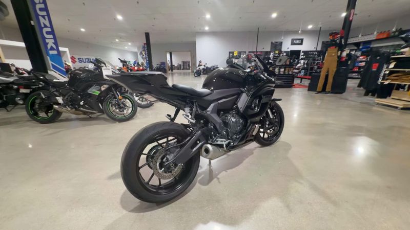 Used 2025 Yamaha YZF-R7 CA Image 3