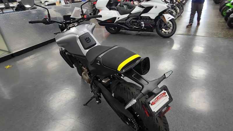 New 2025 Husqvarna VITPILEN 801 Image 3