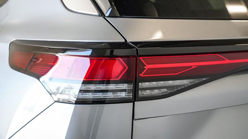 New 2025 Volkswagen Tiguan 2.0T SEImage 8