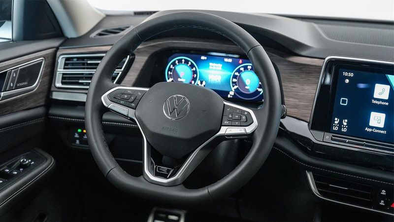 New 2025 Volkswagen Atlas 2.0T SEL Premium R-LineImage 16