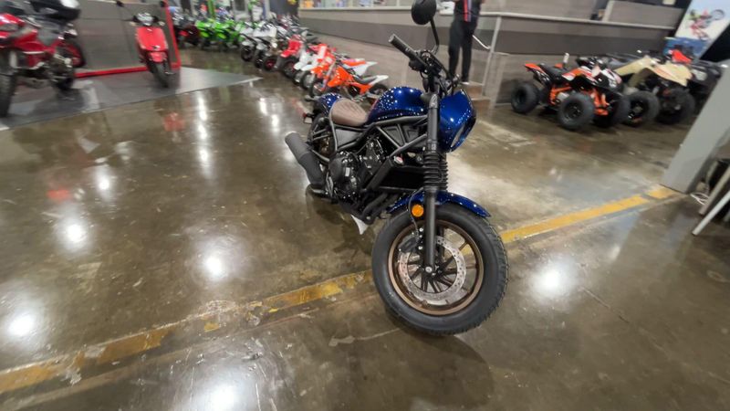 2025 Honda REBEL 500 ABS SE  in a PEARL BLUE exterior color. Del Amo Motorsports of Redondo Beach (424) 390-7811 delamomotorsports.com 