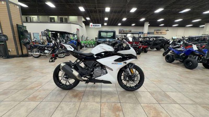 New 2025 CFMOTO 300SS Image 9