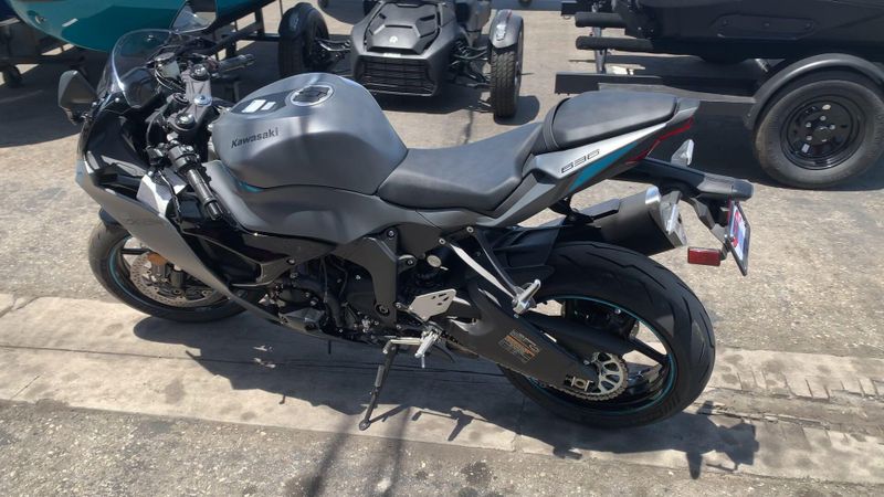 2025 Kawasaki NINJA ZX-6R ABS Image 3
