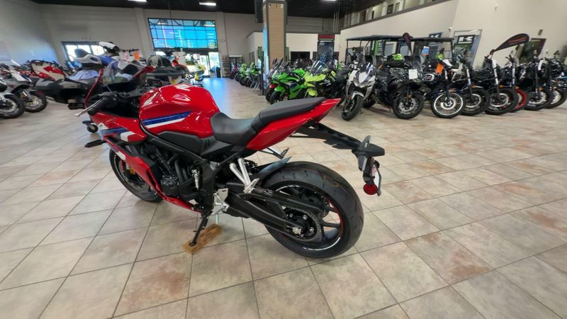 New 2026 Honda CBR650R E-CLUTCH Image 7