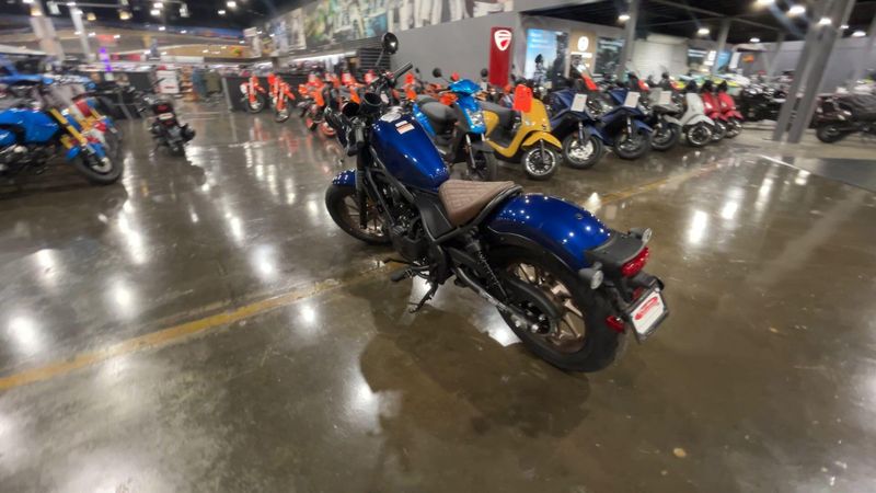 2025 Honda REBEL 500 ABS SE  in a PEARL BLUE exterior color. Del Amo Motorsports of Redondo Beach (424) 390-7811 delamomotorsports.com 