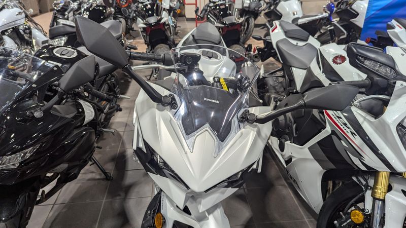 2025 Kawasaki NINJA 500 METALLIC MATTE WHITISH SILVER AND METALLIC MOONDUST GRAYImage 13