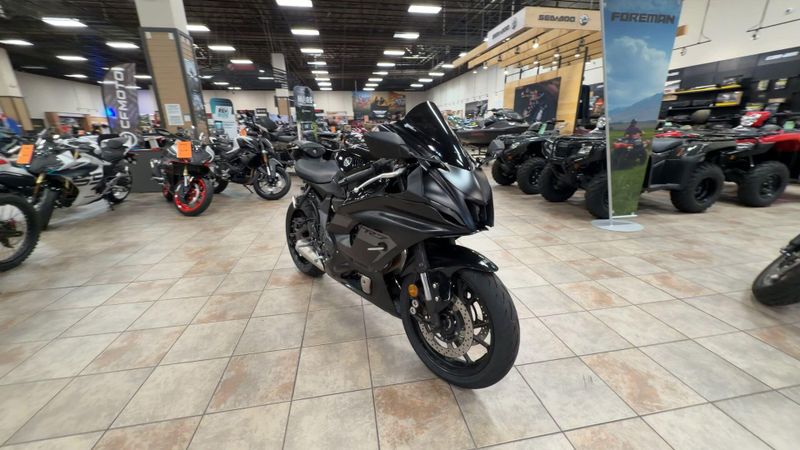 Used 2025 Yamaha YZF-R7 CA Image 3