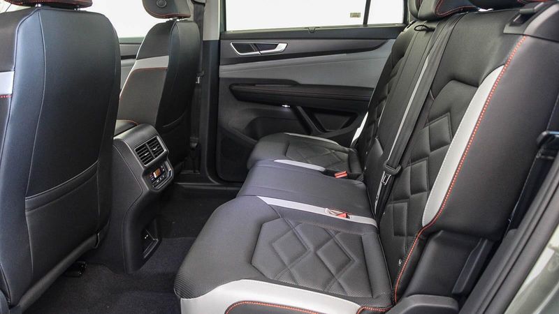 2025 Volkswagen Atlas 2.0T Peak Edition SEImage 19