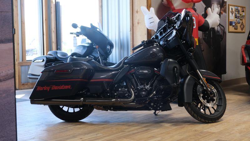 USED 2018 HARLEY STREET GLIDE CVO STREET GLIDE Image 1