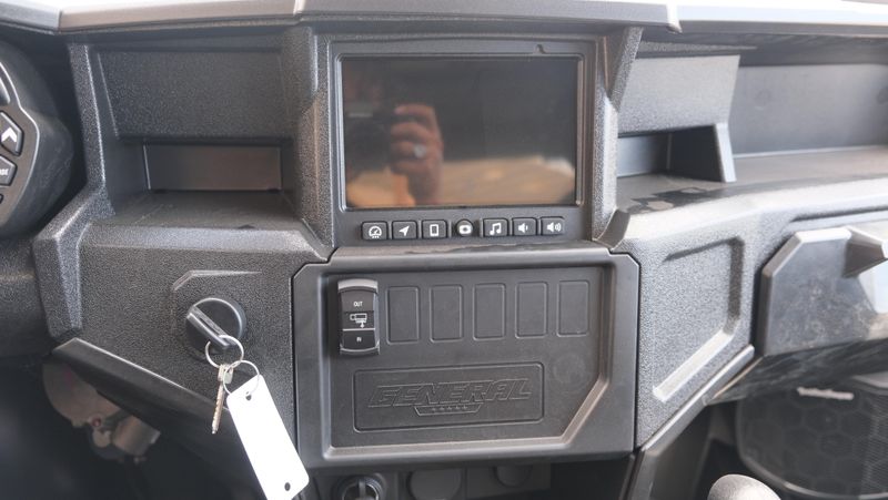 NEW 2027 POLARIS RANGER CREW XP 1000 CAB Image 28