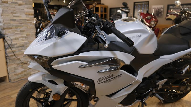 2025 Kawasaki NINJA 500 METALLIC MATTE WHITISH SILVER AND METALLIC MOONDUST GRAYImage 2