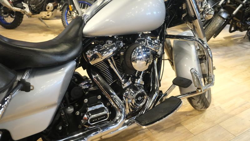 USED 2019 HARLEY ROAD KING BASE Image 12
