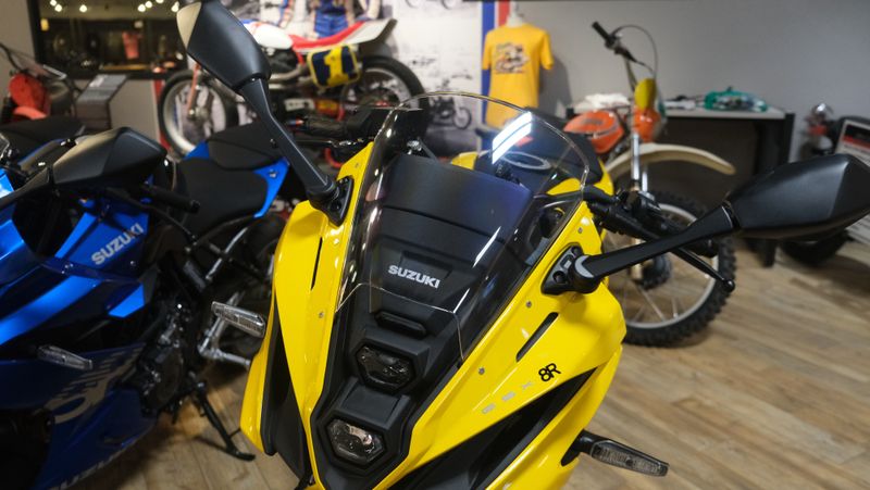 2024 Suzuki GSX8R PEARL IGNITE YELLOWImage 5