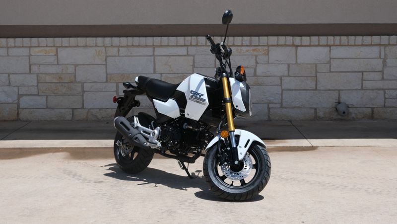 2025 Honda GROM ABS PEARL WHITEImage 1