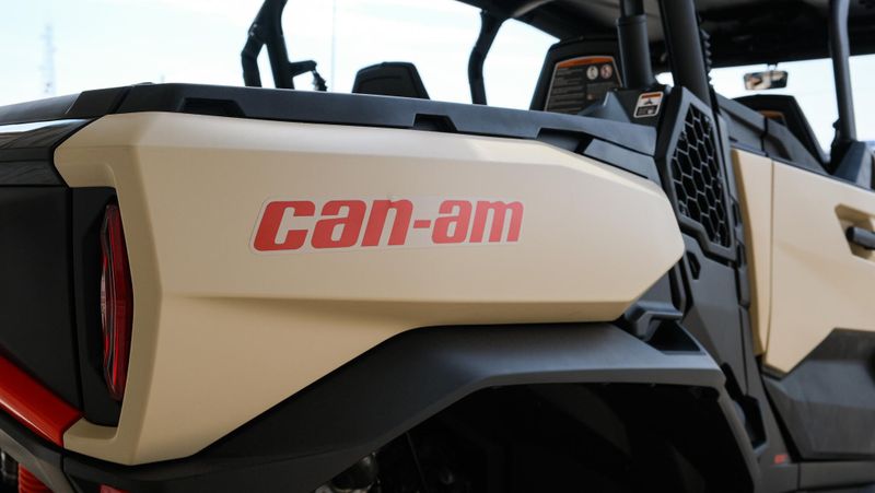 2024 Can-Am COMMANDER MAX XTP 1000R DESERT TAN AND CARBON BLACKImage 9