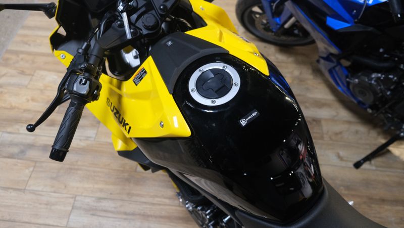 2024 Suzuki GSX8R PEARL IGNITE YELLOWImage 7