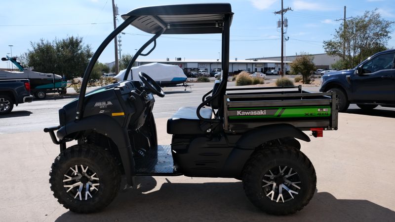 NEW 2026 KAWASAKI MULE SX 4X4 XC LE  in a METALLIC ONYX BLACK exterior color. Family PowerSports (877) 886-1997 familypowersports.com 